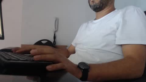 Snapshot of derrik_ chatting on December 4, 12:58 pm online show from December 4, 12:58 pm