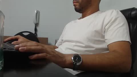 Snapshot of derrik_ chatting on December 6, 11:11 am online show from December 6, 11:11 am