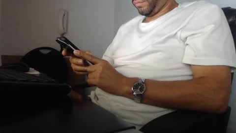 Snapshot of derrik_ chatting on December 7, 12:02 pm online show from December 7, 12:02 pm