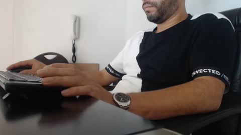 Snapshot of derrik_ chatting on December 10, 6:17 pm online show from December 10, 6:17 pm