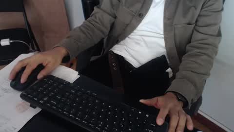 Snapshot of derrik_ chatting on January 3, 4:06 pm online show from January 3, 4:06 pm