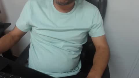 Snapshot of derrik_ chatting on December 14, 5:18 pm online show from December 14, 5:18 pm