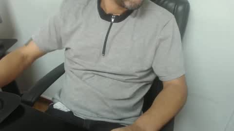 Snapshot of derrik_ chatting on December 18, 12:44 pm online show from December 18, 12:44 pm