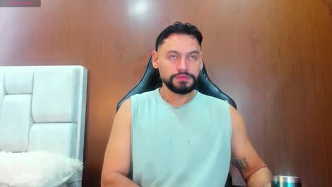 Snapshot of derrybigger_cm chatting on October 30, 2:18 pm DerryBigger CM online show from October 30, 2:18 pm