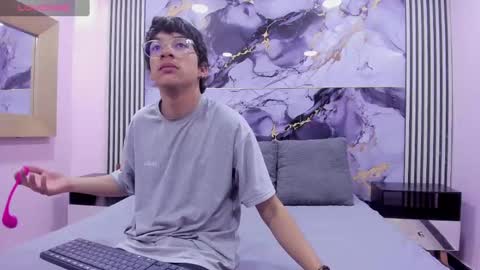 Snapshot of desire_ecstasy chatting on October 22, 1:33 pm desire_ecstasy online show from October 22, 1:33 pm