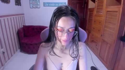 Snapshot of desiring__angel chatting on November 15, 6:00 am Desiring Angel online show from November 15, 6:00 am