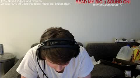 Snapshot of devantheplug chatting on December 14, 8:56 am Devan online show from December 14, 8:56 am