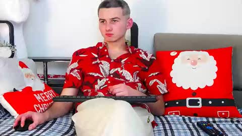 Snapshot of devin_ho chatting on December 21, 8:10 pm devin_ho online show from December 21, 8:10 pm