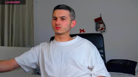 Snapshot of devin_ho chatting on December 29, 7:43 pm devin_ho online show from December 29, 7:43 pm