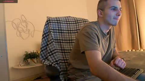 Snapshot of devin_ho chatting on January 19, 1:33 pm devin_ho online show from January 19, 1:33 pm