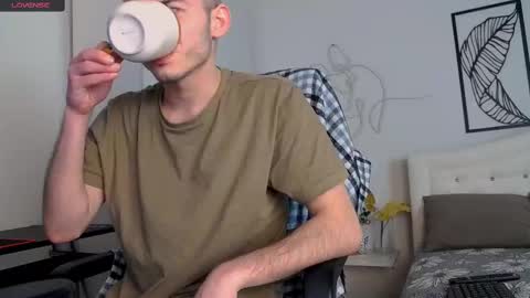 Snapshot of devin_ho chatting on February 12, 7:56 pm devin_ho online show from February 12, 7:56 pm