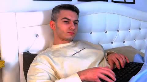 Snapshot of devin_ho chatting on February 14, 10:25 pm devin_ho online show from February 14, 10:25 pm