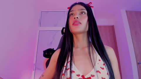 Snapshot of devours_fire chatting on May 23, 8:46 pm Sara 3 online show from May 23, 8:46 pm