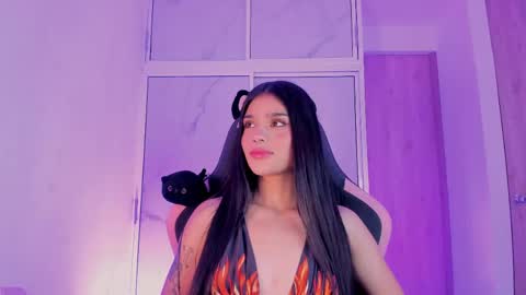 Snapshot of devours_fire chatting on May 30, 10:07 pm Sara 3 online show from May 30, 10:07 pm