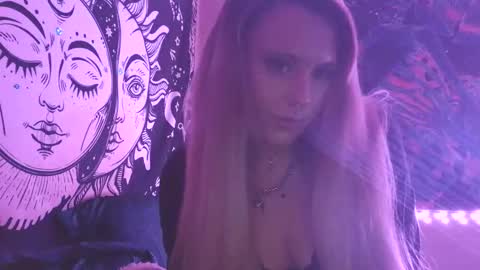 Snapshot of devyn_winter chatting on April 16, 12:11 am devyn winter online show from April 16, 12:11 am
