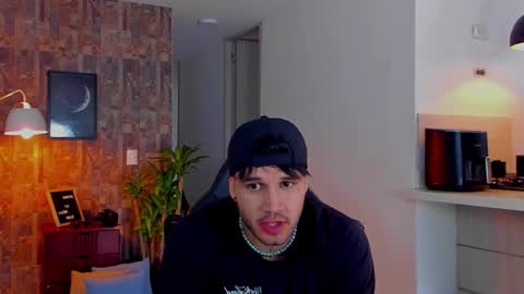 JULIAN online show from November 25, 7:03 pm