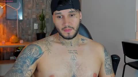 Snapshot of deymon_scott chatting on May 1, 1:43 am JULIAN online show from May 1, 1:43 am