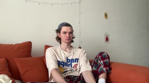 Snapshot of di_n_alex chatting on October 17, 9:01 am Di Alex online show from October 17, 9:01 am