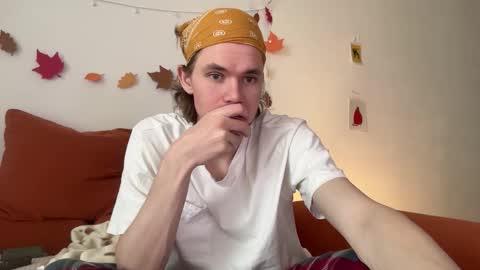 Snapshot of di_n_alex chatting on November 5, 8:58 am Di Alex online show from November 5, 8:58 am