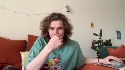 Snapshot of di_n_alex chatting on April 11, 8:18 am Di Alex online show from April 11, 8:18 am