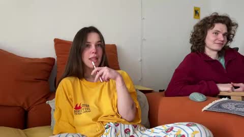 Snapshot of di_n_alex chatting on April 23, 12:29 pm Di Alex online show from April 23, 12:29 pm