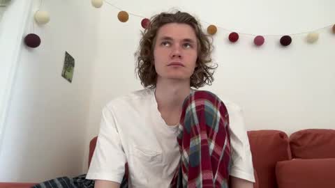 Snapshot of di_n_alex chatting on June 28, 10:10 am Di Alex online show from June 28, 10:10 am
