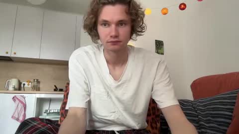 Snapshot of di_n_alex chatting on August 1, 9:30 am Di Alex online show from August 1, 9:30 am