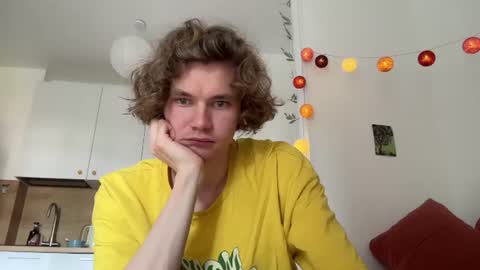 Snapshot of di_n_alex chatting on August 5, 9:12 am Di Alex online show from August 5, 9:12 am