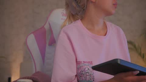 Snapshot of diamond_ava_ chatting on May 31, 10:00 am Thea online show from May 31, 10:00 am