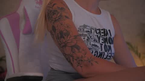 Snapshot of diamond_ava_ chatting on June 6, 9:36 am Thea online show from June 6, 9:36 am