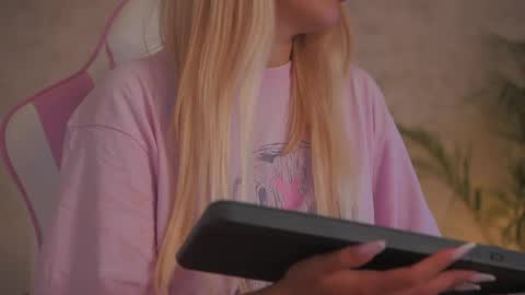 Snapshot of diamond_ava_ chatting on June 7, 9:35 am Thea online show from June 7, 9:35 am