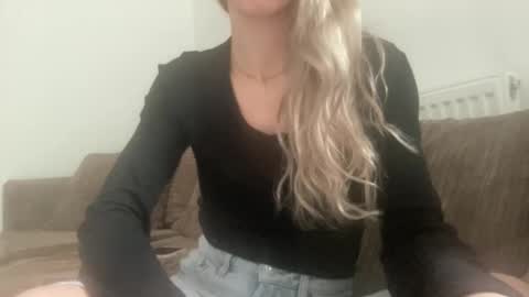 Snapshot of diamondrose_111 chatting on February 13, 3:03 pm British Diamond Rose online show from February 13, 3:03 pm