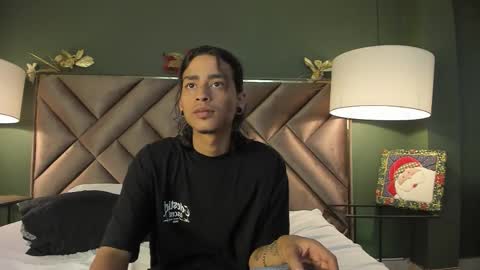 Snapshot of dickie_dicking chatting on December 3, 9:02 pm dickie_dicking online show from December 3, 9:02 pm