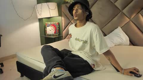 Snapshot of dickie_dicking chatting on December 15, 10:36 pm dickie_dicking online show from December 15, 10:36 pm