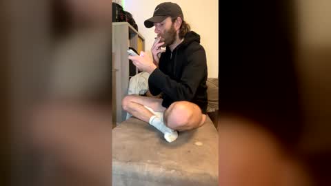 Snapshot of dickparceldick chatting on February 1, 2:32 am dickparceldick online show from February 1, 2:32 am