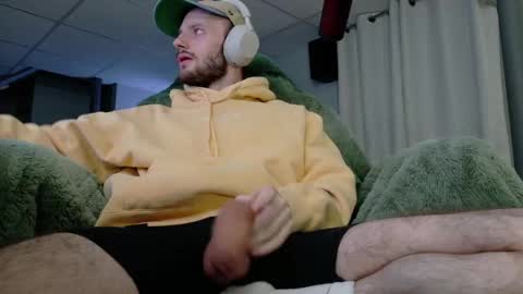 Snapshot of digbicknik chatting on April 5, 12:52 am digbicknik online show from April 5, 12:52 am