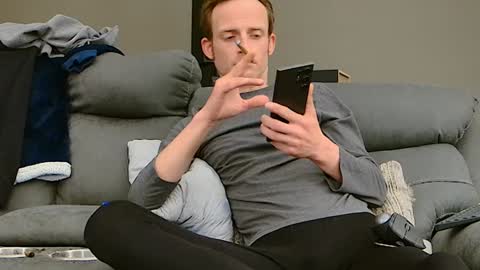 Snapshot of dilldough405 chatting on December 19, 6:23 am Dilldough405 online show from December 19, 6:23 am