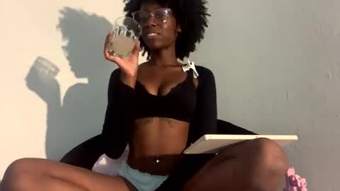 Snapshot of dimedoll33 chatting on September 15, 2:33 am black american princess online show from September 15, 2:33 am