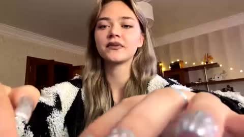Snapshot of dimplemelchert chatting on August 6, 7:32 am dimplemelchert online show from August 6, 7:32 am