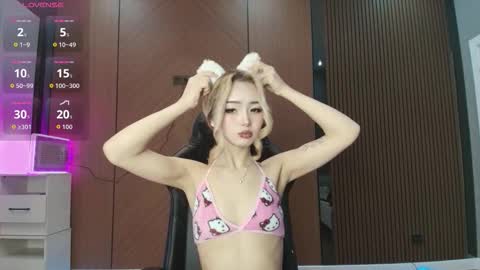 Snapshot of dion_lee9 chatting on March 2, 4:47 pm Reina online show from March 2, 4:47 pm