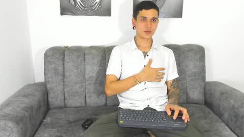 Snapshot of dirtyandsweet_ chatting on June 18, 11:42 pm David Julian independent online show from June 18, 11:42 pm