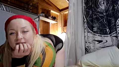 Daisy Wylde online show from May 11, 11:27 am