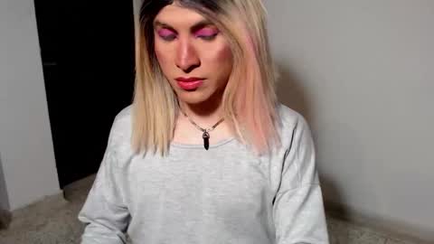 Snapshot of dirtydanezka chatting on November 19, 3:50 am dirtydanezka online show from November 19, 3:50 am