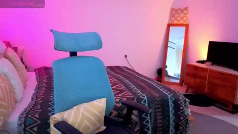 Snapshot of disney__princess chatting on November 8, 4:01 am JASMINE online show from November 8, 4:01 am