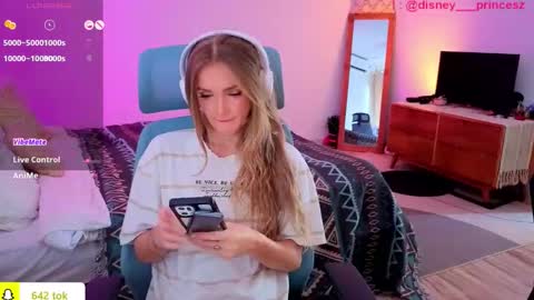 Snapshot of disney__princess chatting on November 17, 4:29 am JASMINE online show from November 17, 4:29 am