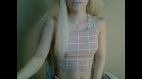 Snapshot of ditamilton chatting on December 17, 3:49 pm DitaMilton online show from December 17, 3:49 pm