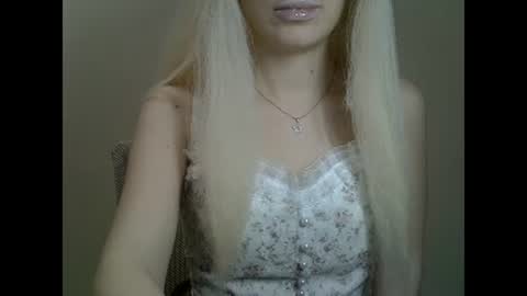 Snapshot of ditamilton chatting on January 19, 2:28 pm DitaMilton online show from January 19, 2:28 pm