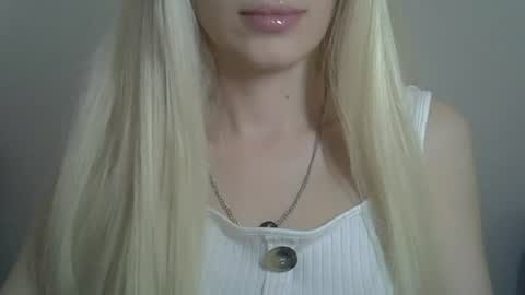 Snapshot of ditamilton chatting on August 5, 4:10 pm DitaMilton online show from August 5, 4:10 pm