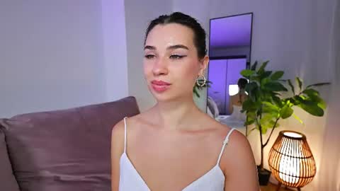 Tia online show from July 30, 7:02 pm
