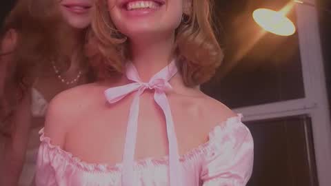 Snapshot of divine_lights chatting on October 14, 10:32 pm Eva and Lucia online show from October 14, 10:32 pm